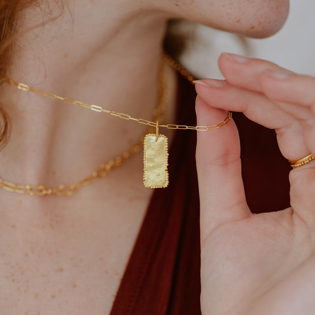 Embrace sophistication with this necklace, marrying a modern chain style with the rich gold colour of its rectangular pendant.