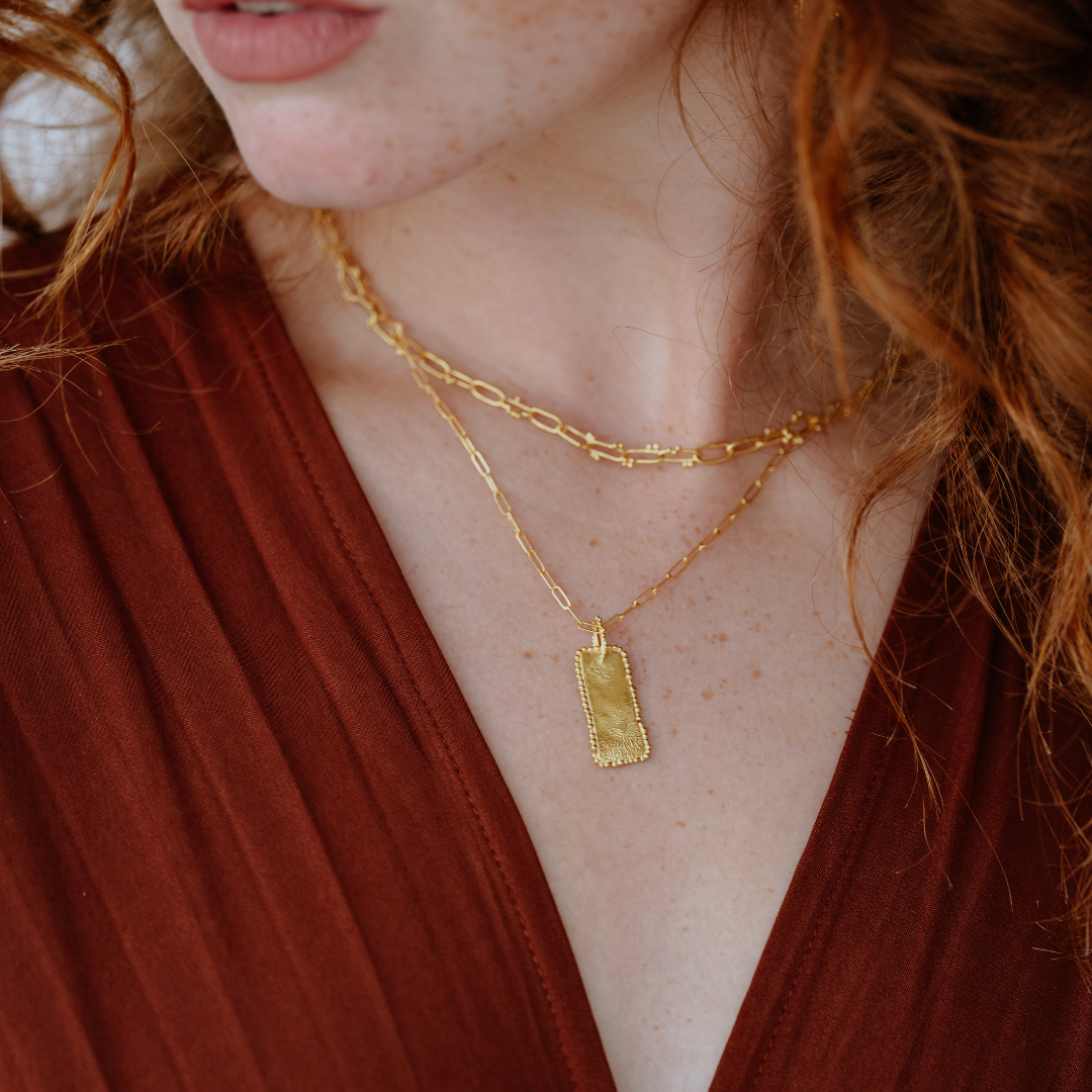 Make a statement with this necklace, blending timeless style with contemporary flair through its rectangular pendant and granulation accents.